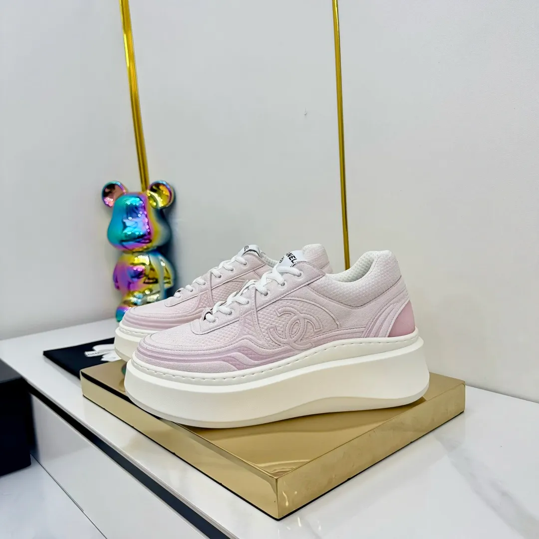 👟👟Ex-factory price 680👟👟 Upgraded version, upgraded version, upgraded version! No rebuttal accepted! ! ! ! Chanel Chanel panda shoes! 2025 counter's top casual sports shoes. This classic design; the upper is electro-embroidered with a variety of techniques; the outsole is fashionable and sporty; the unusual inclusion of a variety of color matching elements... The diversified mix and match is very good-looking and versatile, and can be used for leisure, fashion, sports, and outdoor... ꫛꫀꪝ Go➫ Materials: ❶Upper made of: original imported first-layer silk cowhide + original waterproof cloth + original first-layer cowhide ❷Inner lining: Original Yangli+Net ❸Outsole based on: Original TPU combination outsole Counter boutique packaging complete set for women 35–41 👉 👉 👉 👉 👉 👉 👉